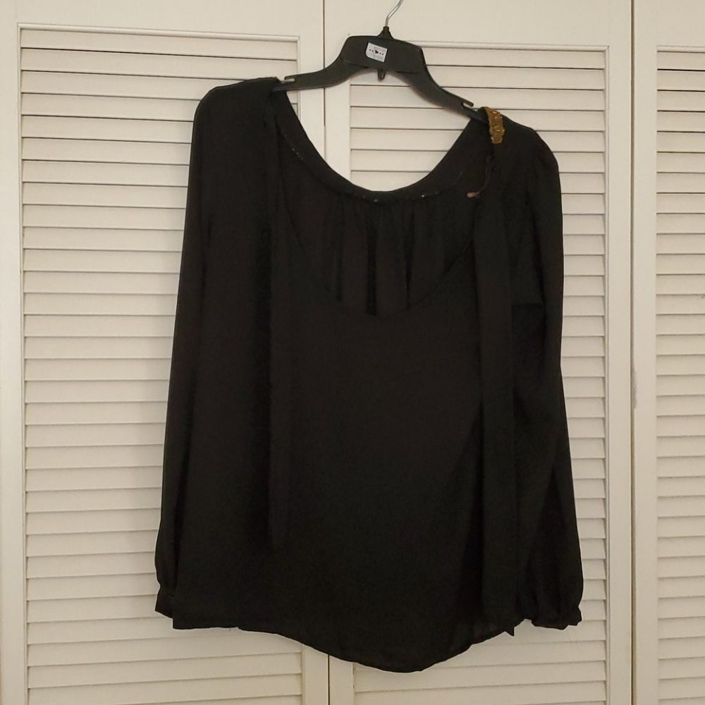 👍Black polyester top with sequins around ne…